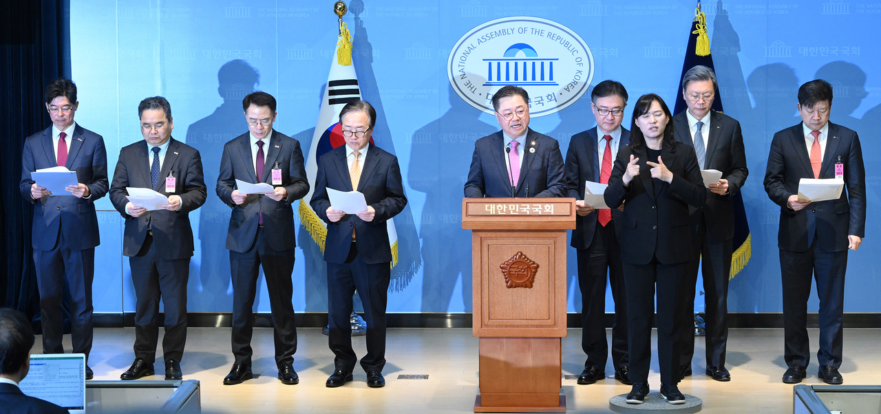 박일준 대한상공회의소 상근부회장(왼쪽에서 다섯번째) 을 비롯한 경제8단체 임원들이 19일 국회 소통관에서 기자회견을 열고 상법개정안에 대한 재의요구권 행사 건의 공동성명을 발표하고 있다. 이상섭 기자