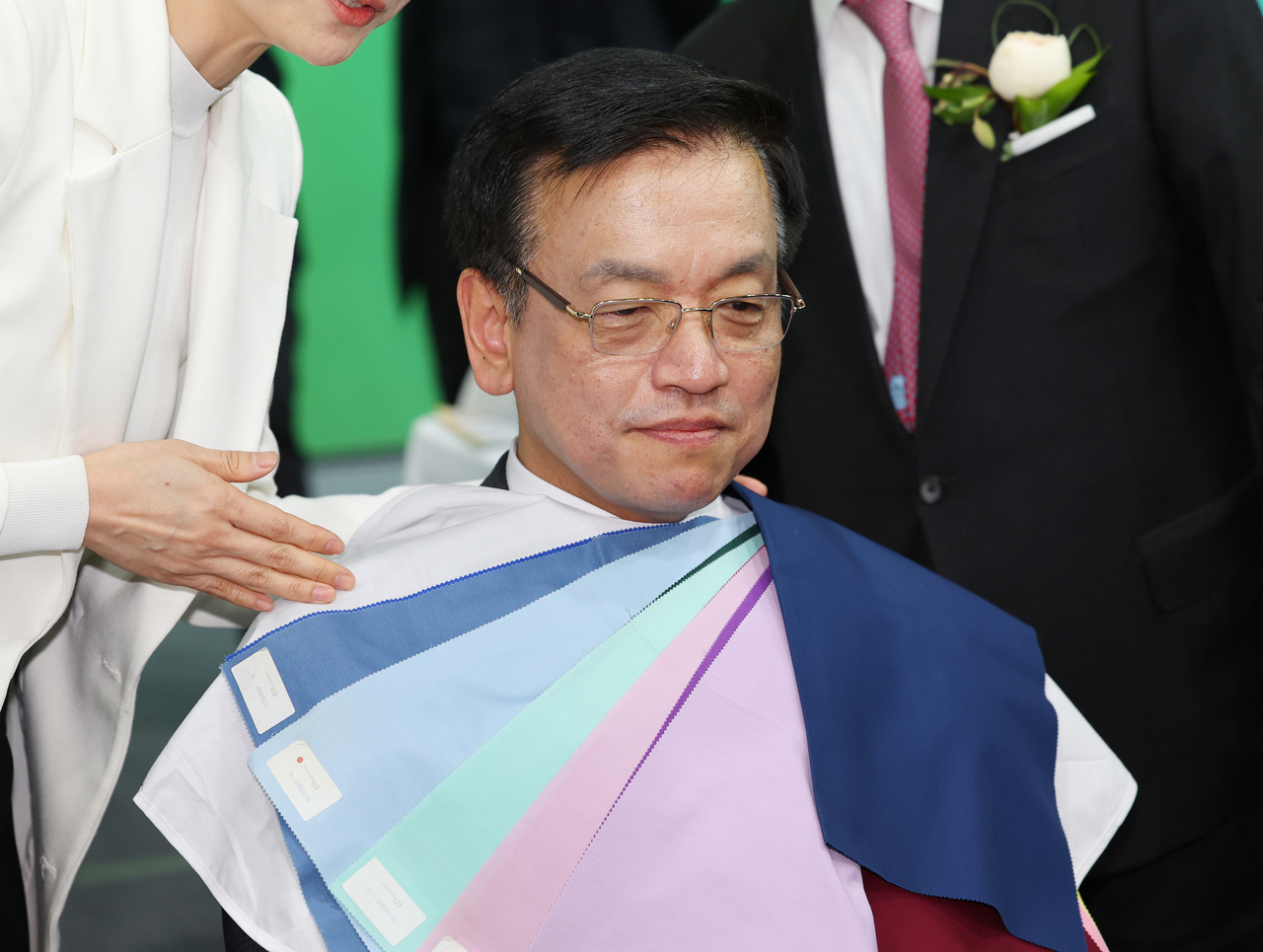 Acting President Choi Sang-mok receives a personal color consultation at the 2025 Korea Job Fair held at the AT Center in Seocho-gu, Seoul, on Wednesday. (Yonhap)