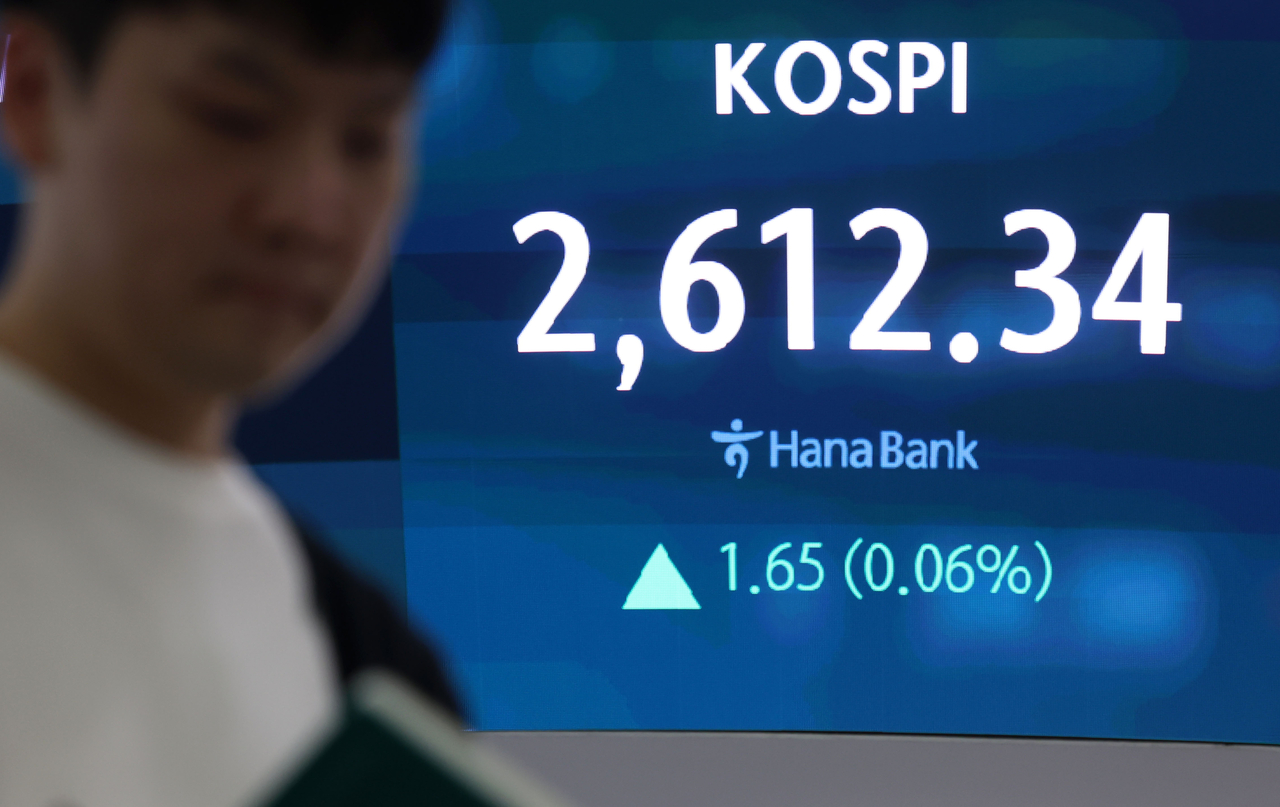 A screen at Hana Bank's dealing room in central Seoul shows the Kospi closing at 2,612.34, up 1.65 points from the previous day, following a seven-minute trading suspension on Tuesday. (Newsis)