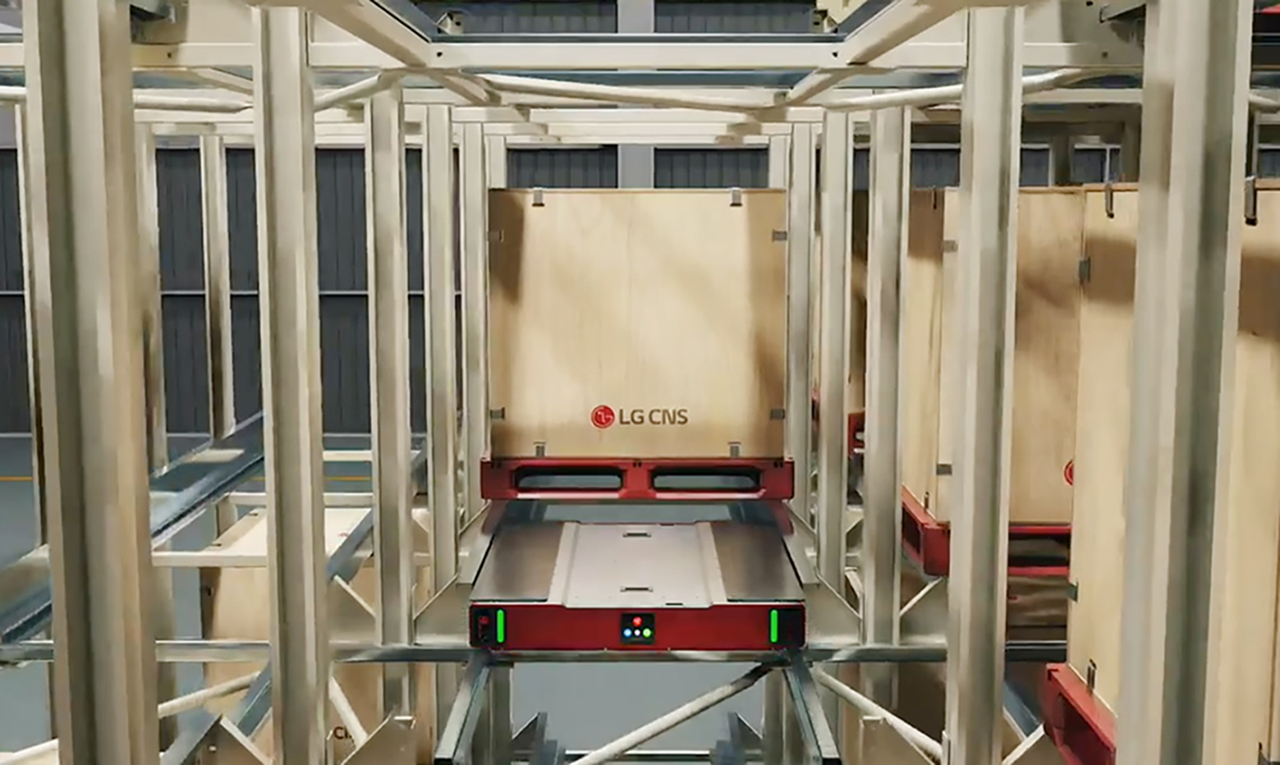 The 3D Mobile Shuttle moves along warehouse shelves to transport goods (LG CNS).