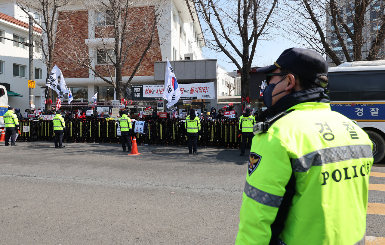 Police officers maintain order around the Constitutional Court in Jongno-gu, central Seoul on Wednesday. (Yonhap)