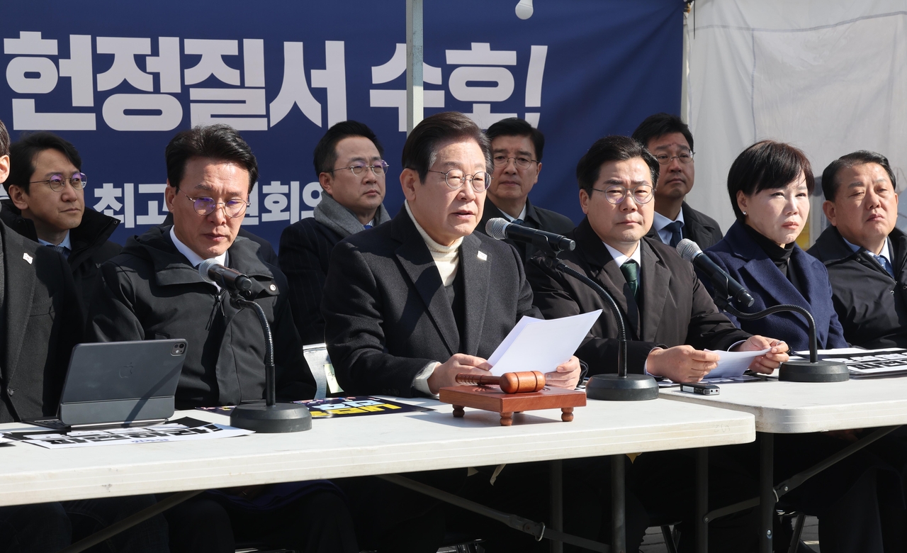 Main opposition leader Rep. Lee Jae-myung speaks during a Democratic Party of Korea leadership meeting held at a pro-impeachment rally in Gwanghwamun on Wednesday. Yonhap