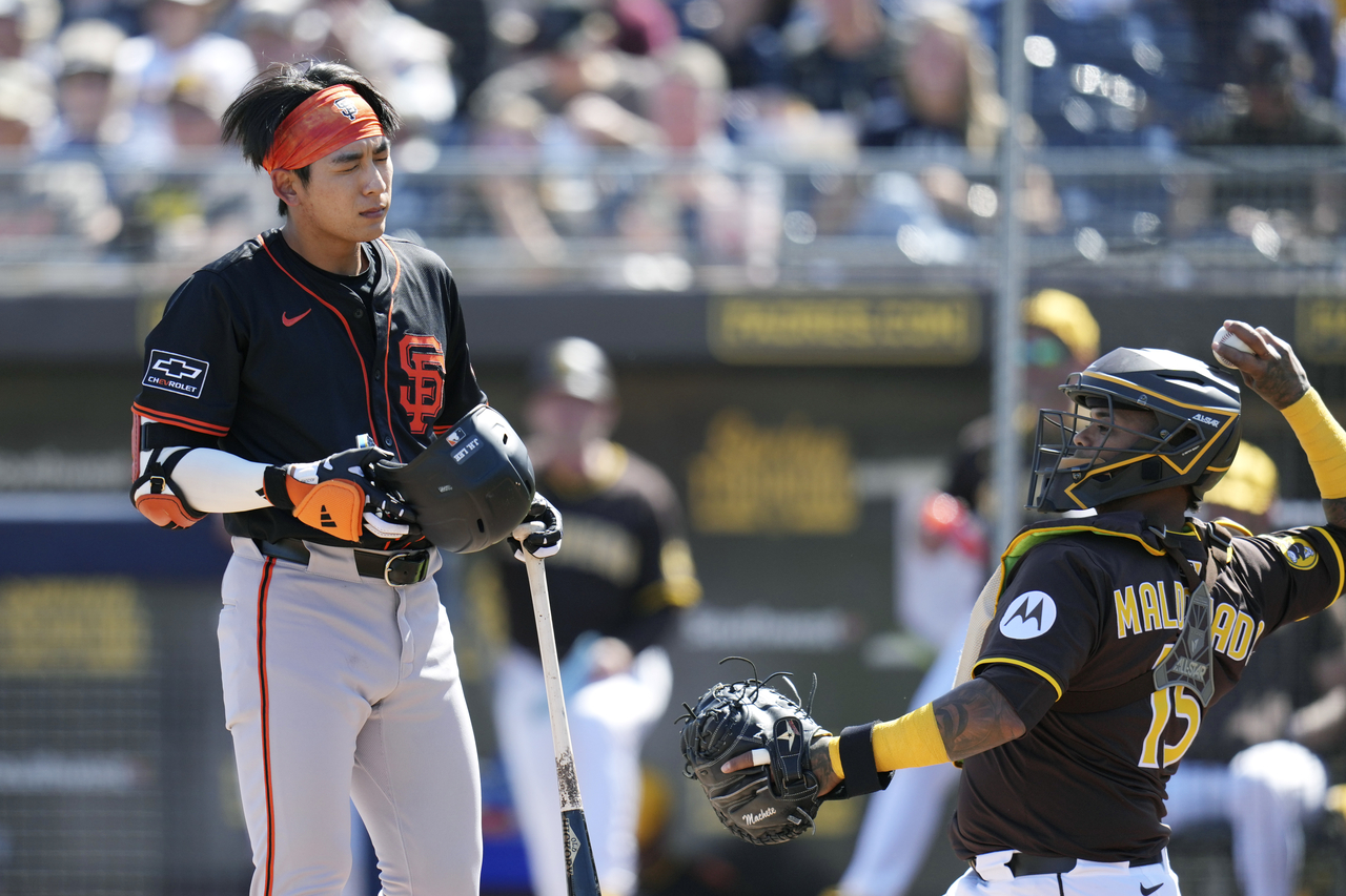 Lee Jung-hoo of the San Francisco Giants reacts after striking out against the San Diego Padres during a Major League Baseball spring training game at Peoria Stadium in Peoria, Arizona, in this Mar. 4 file photo. (AP-Yonhap)
