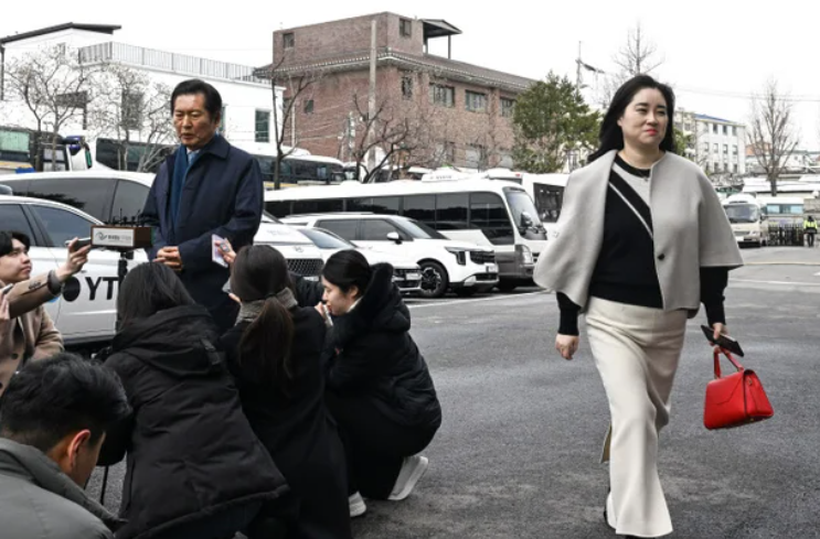 윤석열 대통령 탄핵심판 법률대리인 김계리 변호사가 18일 서울 종로구 헌법재판소에서 열린 박성재 법무부 장관 탄핵심판 첫 변론에 출석하고 있다. 왼쪽은 정청래 국회 법제사법위원장 [공동취재단]