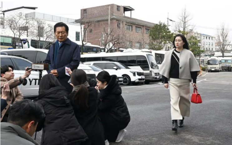 윤석열 대통령 탄핵심판 법률대리인 김계리 변호사가 18일 서울 종로구 헌법재판소에서 열린 박성재 법무부 장관 탄핵심판 첫 변론에 출석하고 있다. 왼쪽은 정청래 국회 법제사법위원장 [공동취재단]