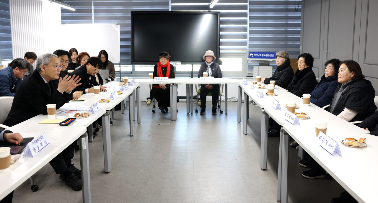 Culture Minister Yu In-chon meets with the representatives of the Guardians of the Former South Jeolla Provincial Office Restoration, who are family members of the victims who lost their lives during the pro-democracy movement on May 18 in 1980, Feb. 11 in Gwangju. (MCST)