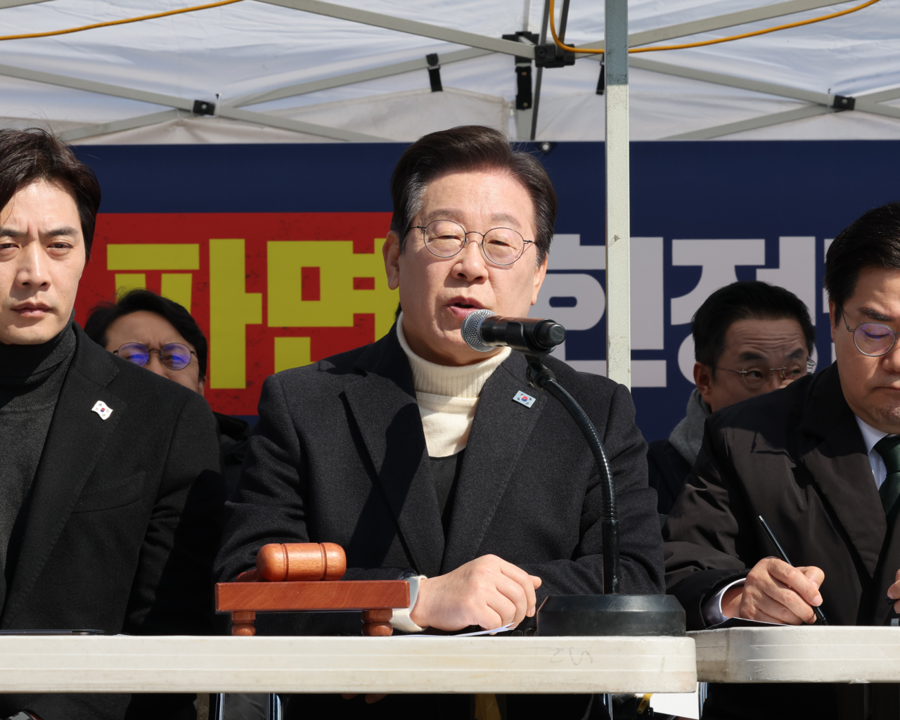 Lee Jae-myung speaks at Gwanghwamun Square, Seoul, on Wednesday. (Newsis)