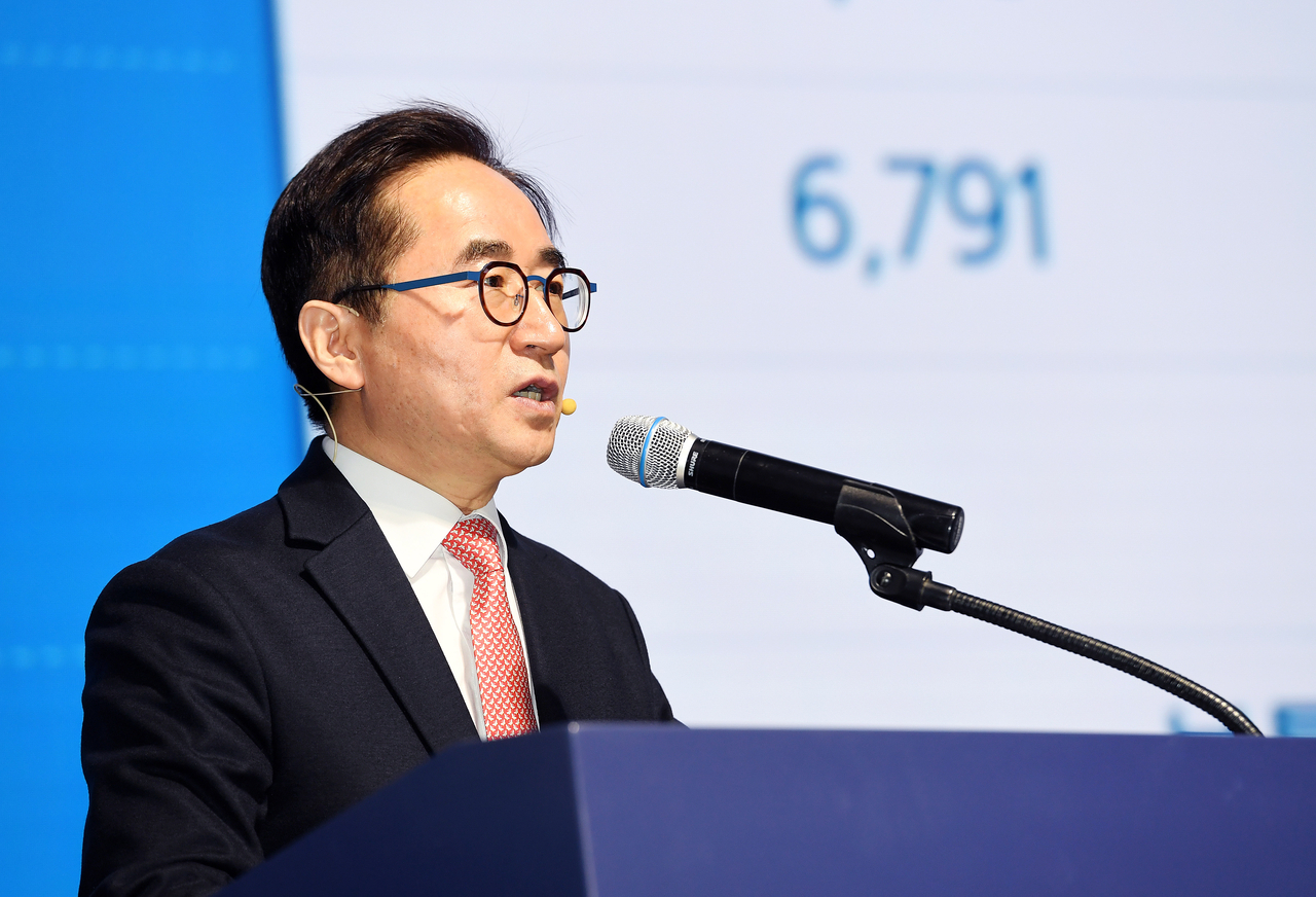 장덕현 삼성전기 사장이 19일 서울 강남구 양재동 엘타워에서 열린 제52기 정기 주주총회에서 회사의 경영 현황과 올해 중점 추진방향 등을 설명하고 있다. [삼성전기 제공]