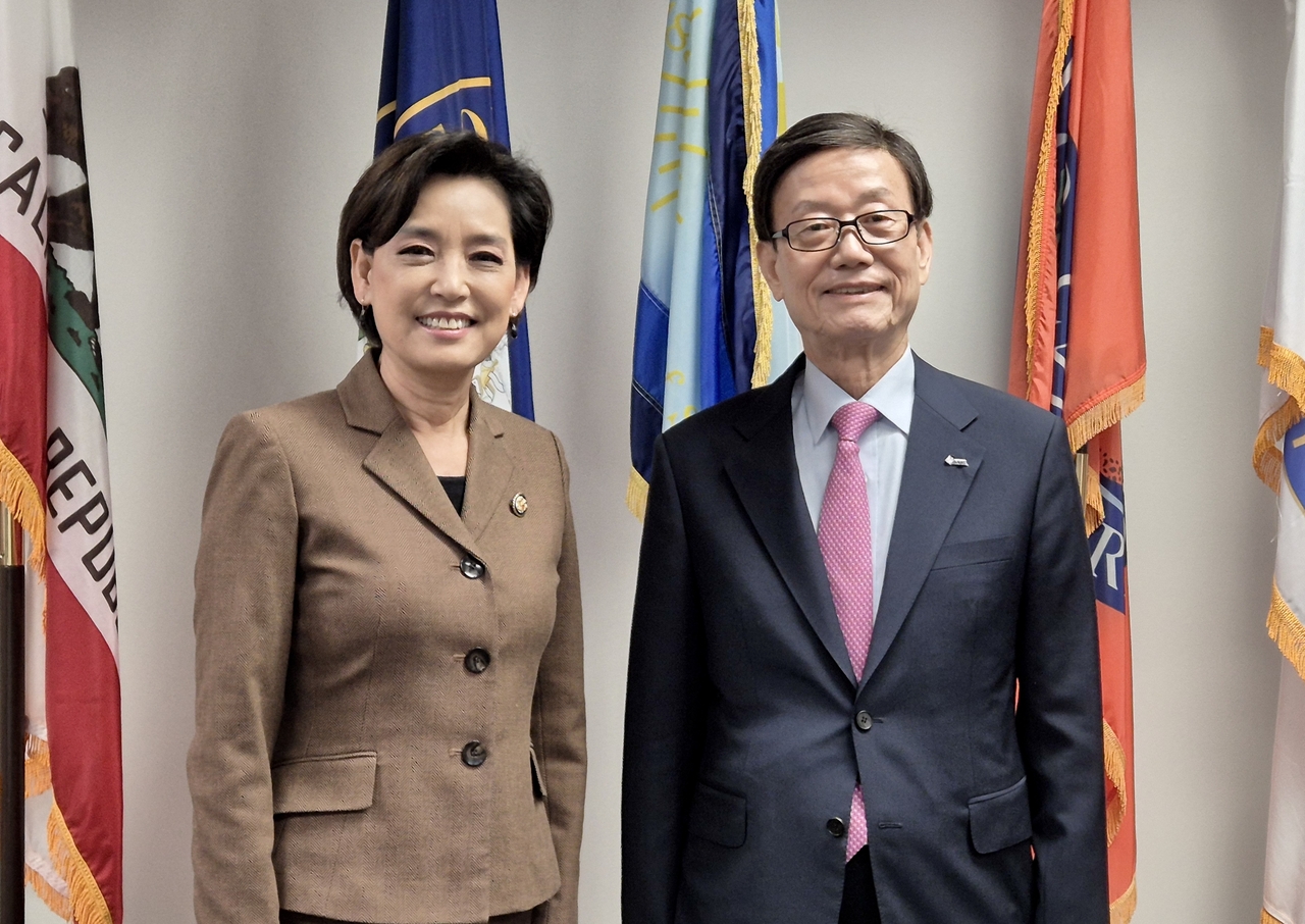 14일(현지시간) 미국 캘리포니아에서 윤진식(오른쪽) 한국무역협회 회장과 영 김 캘리포니아 연방 하원의원이 면담을 마치고 기념사진을 촬영하고 있다.  [무역협회 제공]