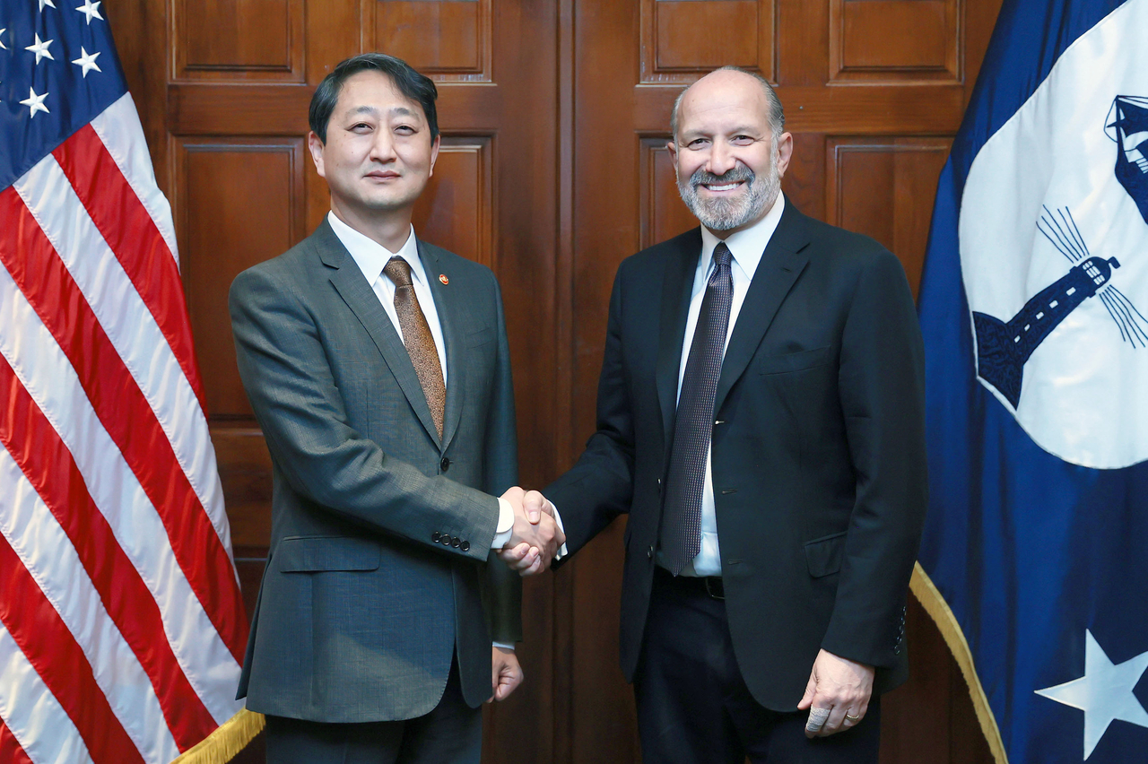 South Korean Industry and Trade Minister Ahn Duk-geun (Left) and US Secretary of Commerce Howard Lutnick pose for a photo during their meeting in Washington on Feb. 27, in this file photo released by the South Korean industry ministry. (Yonhap)