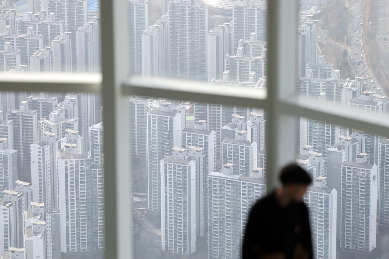 This photo taken Thursday shows apartment complexes in Seoul. (Yonhap)