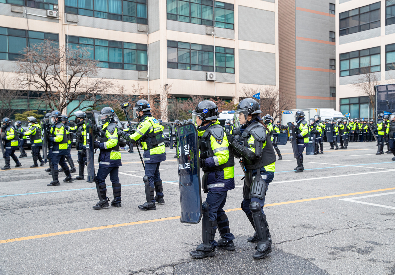 Police officers conduct riot control training in this photo released by the Seoul Metropolitan Police Agency on Tuesday. (Yonhap)