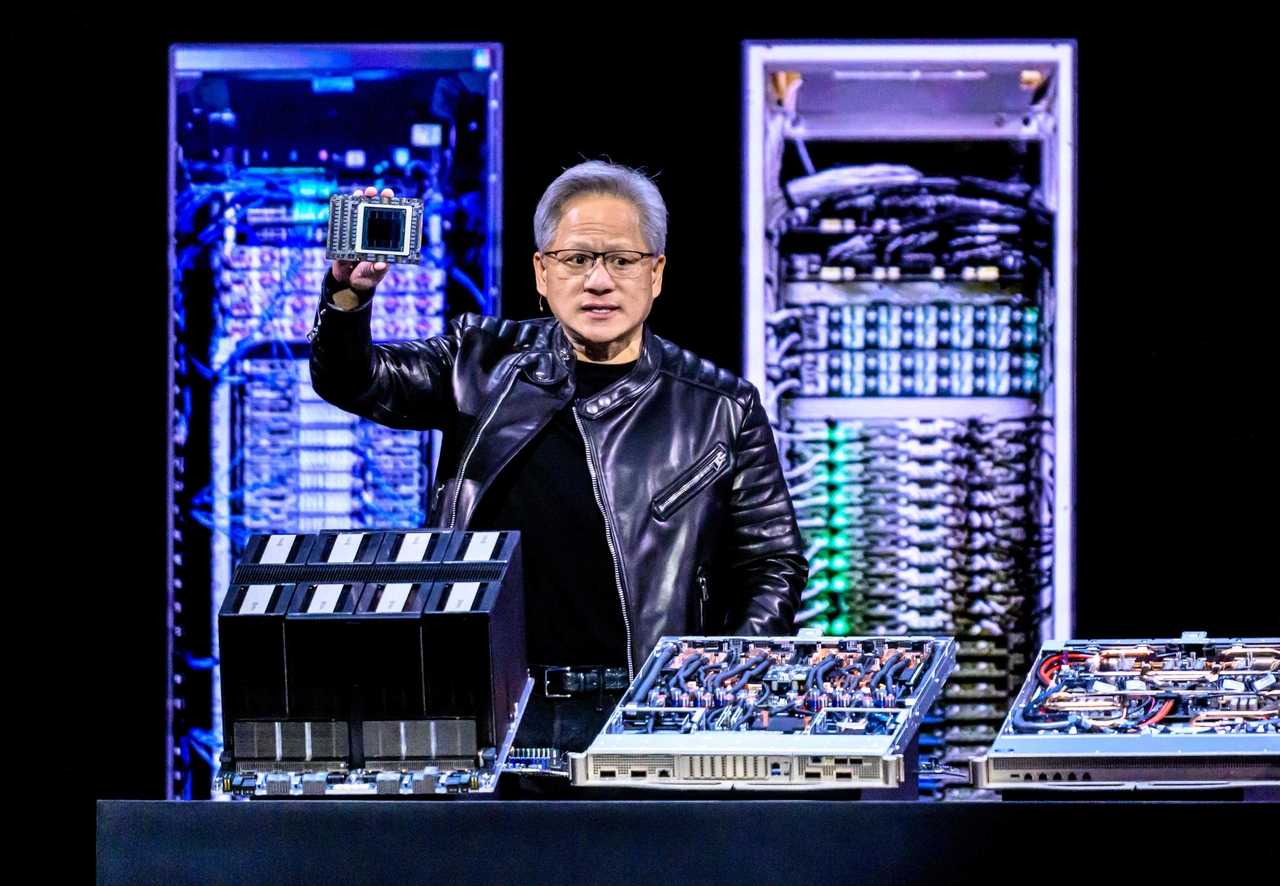 젠슨 황 엔비디아 최고경영자(CEO)가 지난 18일(현지시간) 캘리포니아주 샌호세에서 열린 GTC AI 컨퍼런스에서 기조연설을 하고 있는 모습. [AFP}
