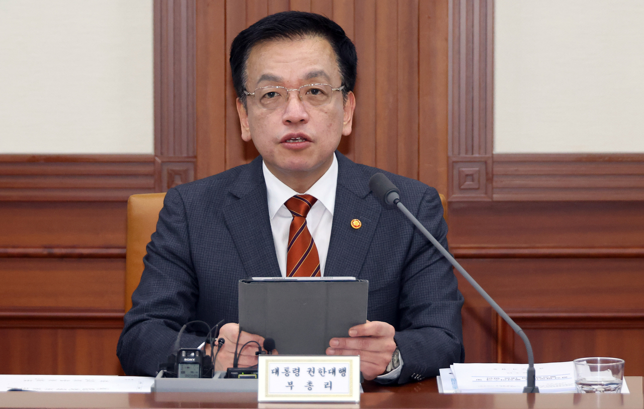 최상목 대통령 권한대행 부총리 겸 기획재정부 장관이 19일 정부서울청사에서 국정현안관계장관회의 겸 경제관계장관회의 겸 산업경쟁력강화관계장관 회의를 하고 있다. [연합]