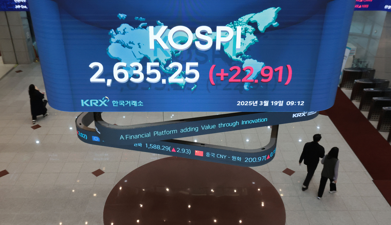 19일 오전 서울 영등포구 여의도 한국거래소 현황판에 코스피 지수 등이 표시되고 있다. [연합]