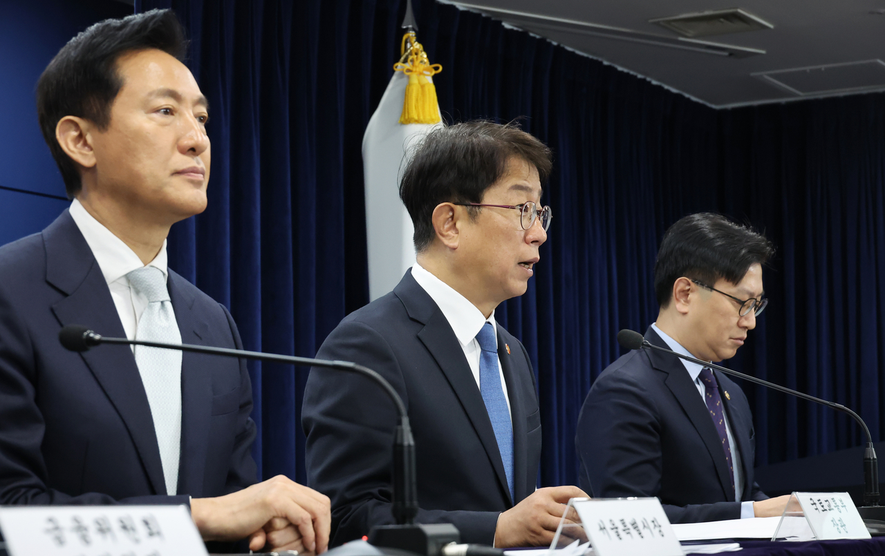 박상우 국토교통부 장관이 19일 서울 종로구 정부서울청사에서 오세훈 서울시장 등과 주택시장 안정화 방안 발표를 하고 있다. [연합]