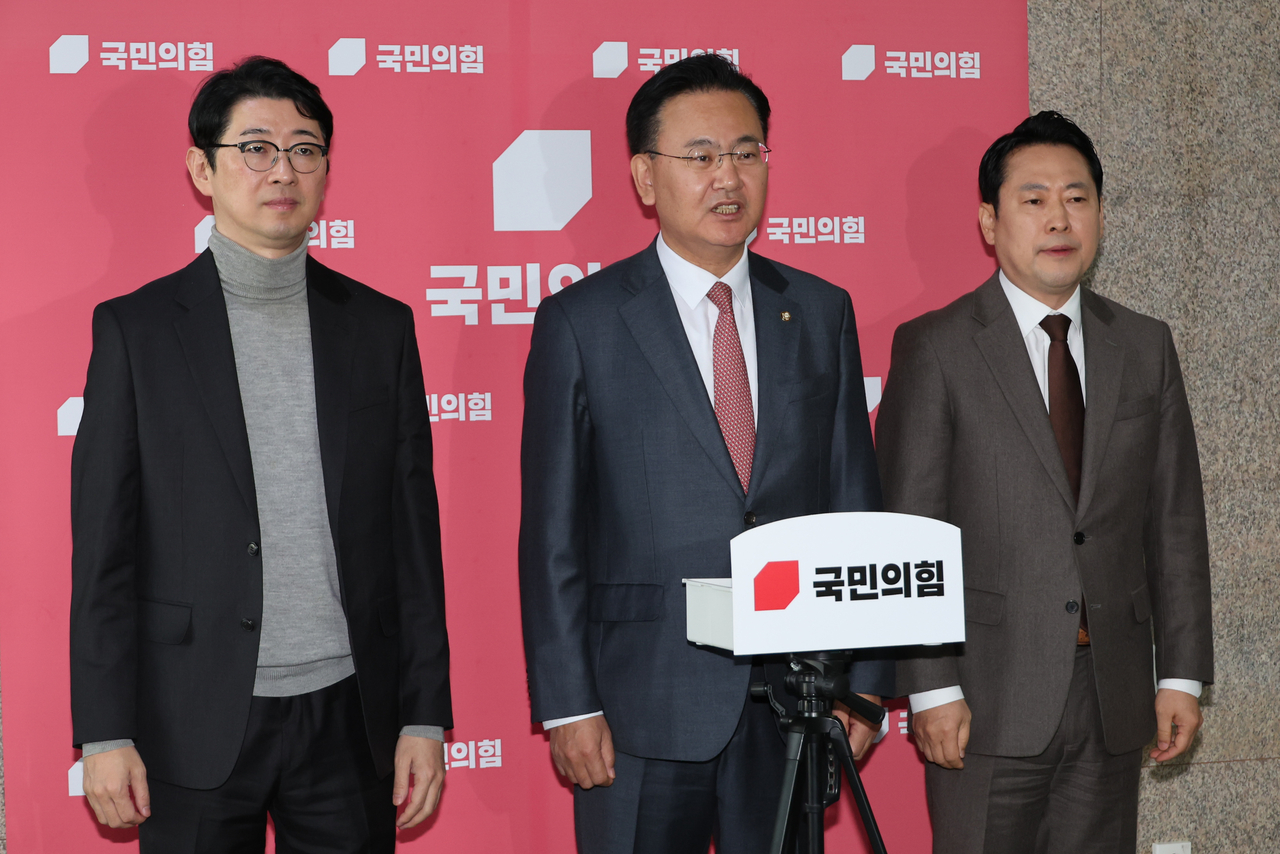 국회 법제사법위원회 국민의힘 간사인 유상범(가운데) 의원이 19일 서울 여의도 국회에서 더불어민주당의 김건희 여사 관련 의혹 수사 상설특검법안 추진을 비판하는 기자회견을 하고 있다. [연합]