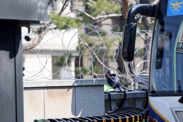 尹 탄핵심판, 오늘도 선고일 발표 못 해…또 한 주 넘어가나