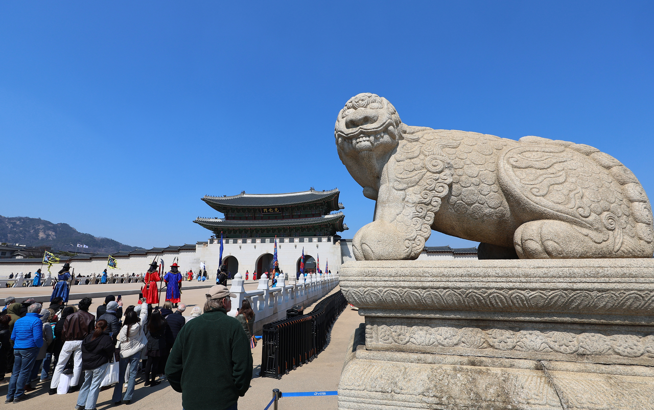 This photo taken in central Seoul shows views of a statue of Haechi, a mythical animal believed to have distinguished good and evil, and Gwanghwamun, a main gate of Gyeongbokgung, on Wednesday. (Yonhap)
