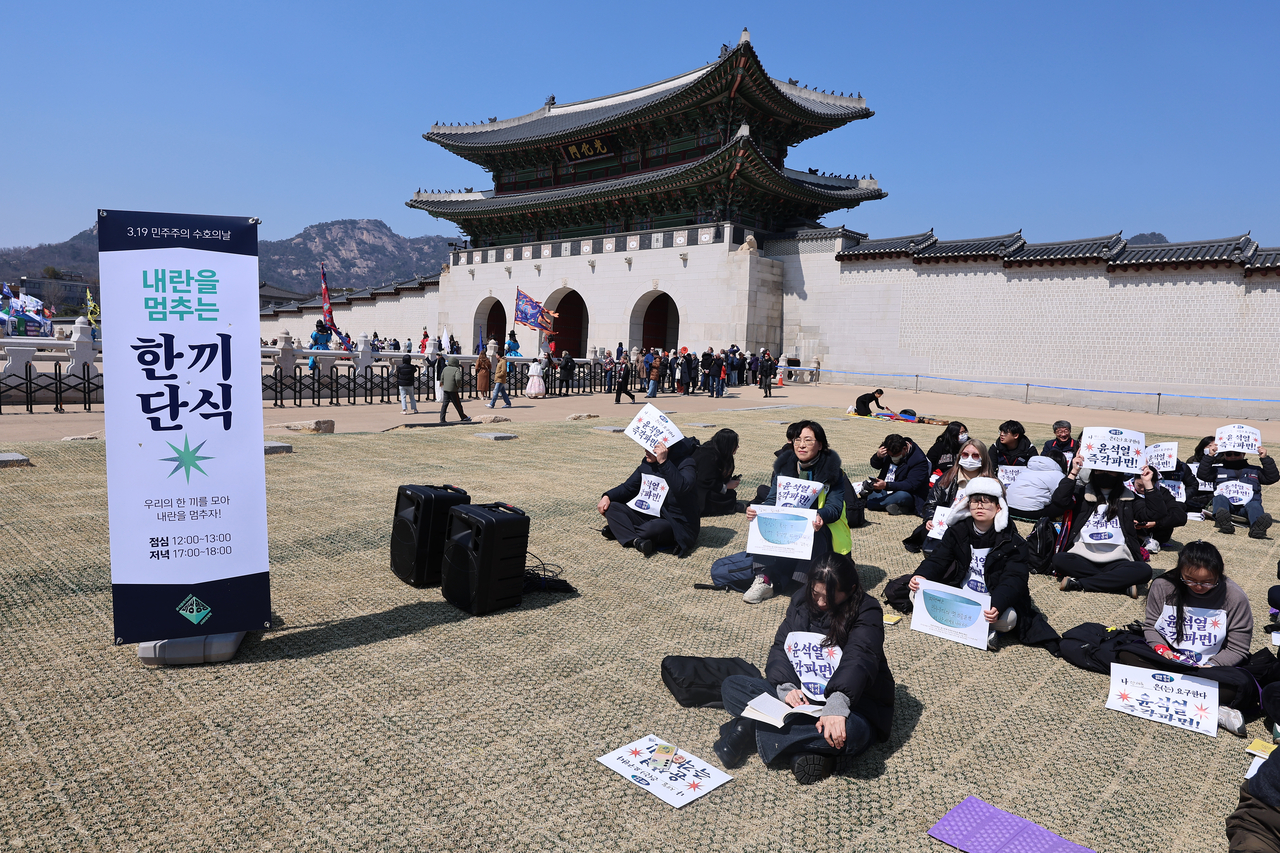 Protesters engage in intermittent fasting in front of Gwanghwamun in Seoul on Wednesday, to protest President Yoon Suk Yeol's martial law declaration last December. (Yonhap)