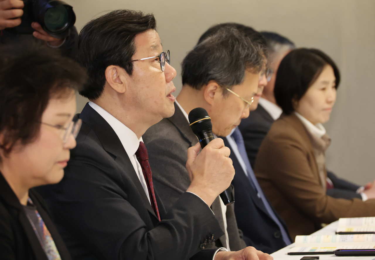 노연홍 의료개혁특별위원회 위원장이 19일 서울 종로구 정부서울청사 광화문홀에서 열린 제8차 의료개혁특별위원회에서 발언하고 있다.[연합]