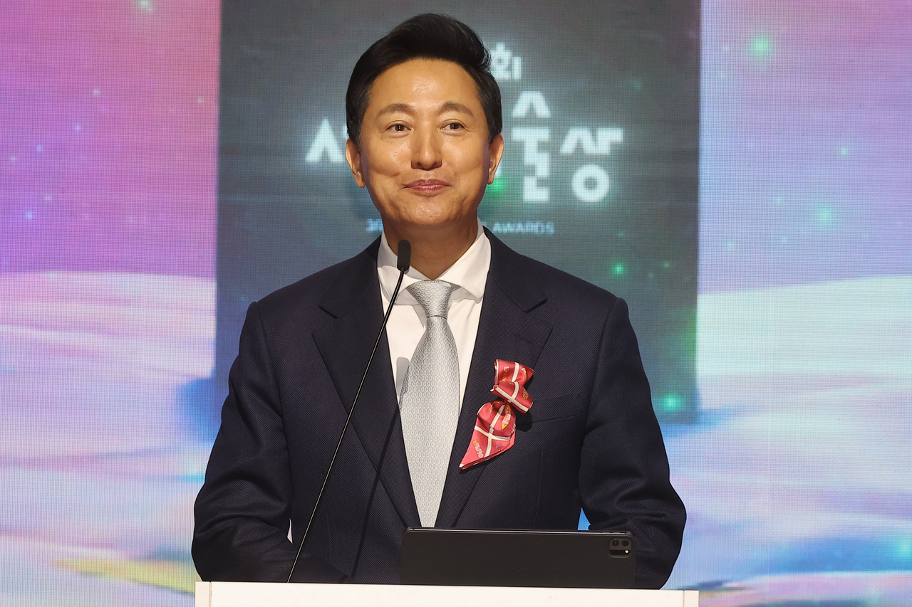 오세훈 서울시장이 19일 서울 중구 국립극장에서 열린 제3회 서울예술상 시상식에서 축사하고 있다. [연합]