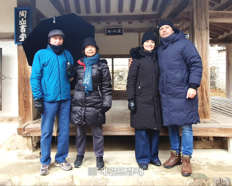 알레한드로 펠라에스 로드리게즈 주한콜롬비아 대사 가족이 지난 15일 안동 도산서당에서 기념사진을 찍고 있다. (안동시 제공)