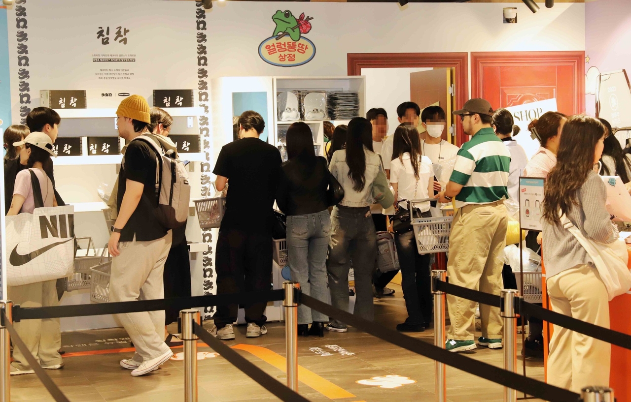 Fans explore YouTuber Chimchakman's pop-up event at Shinsegae Department Store in Seoul in May last year. (Shinsegae Department Store)
