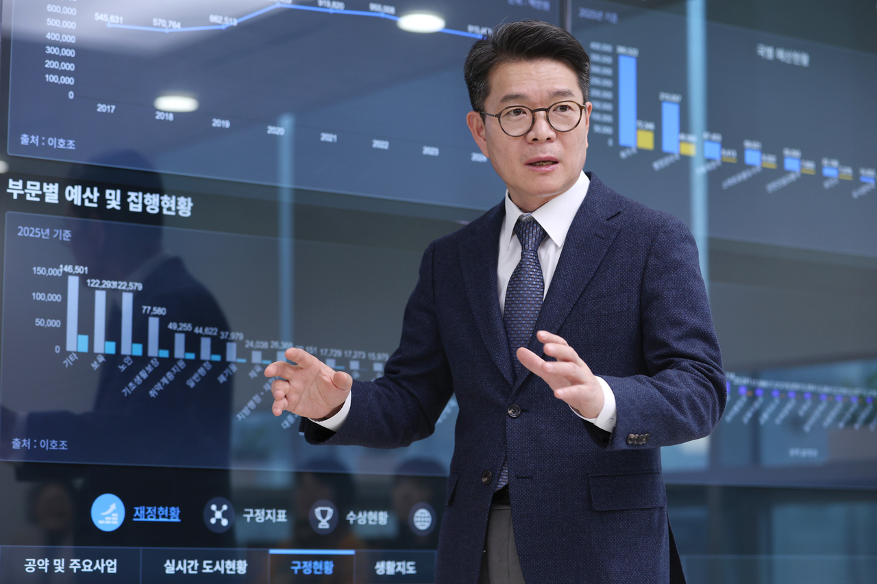정원오 성동구청장이 지난 18일 성동구청 내 전략회의실에서 예산 집행 현황 등을 설명하고 있다.  [성동구 제공]