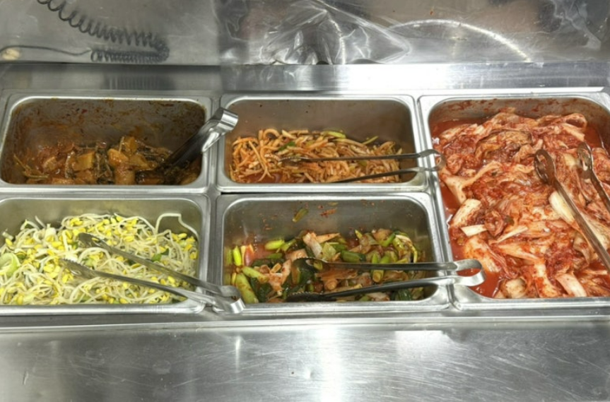 An assortment of side dishes served at Hongbyeolgamne (Hongbyeolgamne)