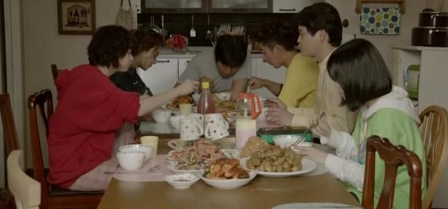 A dining scene from tvN's "Reply 1994" (tvN)