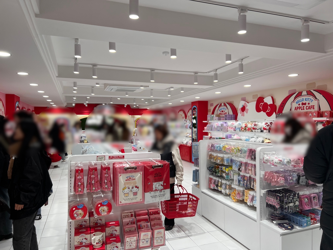 Hello Kitty Apple Cafe in Myeong-dong, Jung-gu, central Seoul (Park Jun-hee/The Korea Herald)
