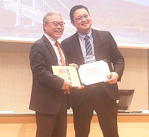 포항세명기독병원 류인혁 원장이 지난 14, 15일 열린 ‘37회 일본주관절학회 연례 학술대회’에서 연자로 초청돼 발표한 후 감사장 받고있다.
