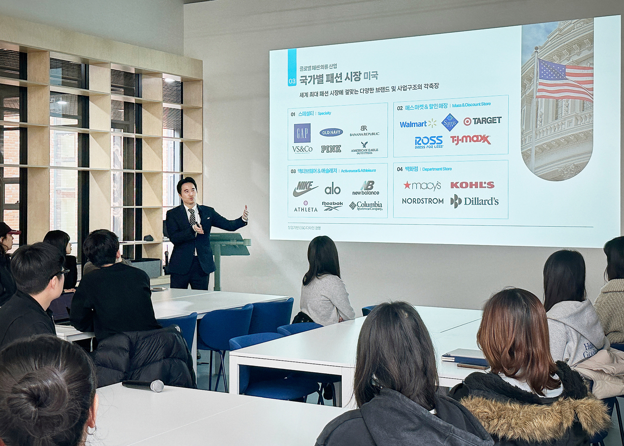 김익환 한세실업 부회장이 홍익대학교 아트앤디자인벨리에서 특강을 진행하고 있다. [한세실업 제공]