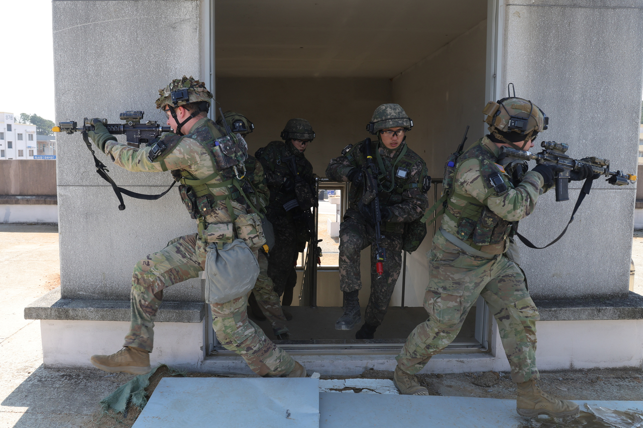 South Korean and US soldiers are on guard against simulated enemy forces as they search a building during an urban area operation drill of South Korea and the United States' joint annual military exercise Freedom Shield in the South Korean border city of Paju, north of Seoul, on Wednesday. (Yonhap)
