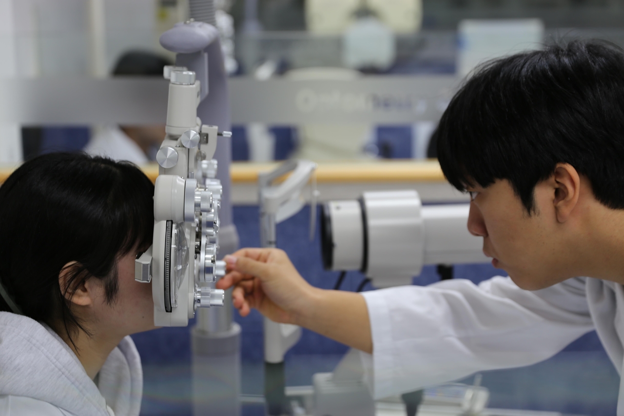 안경광학과 시과학센터에서 학생들이 실습을 하고 있는 모습.[대구가톨릭대 제공]