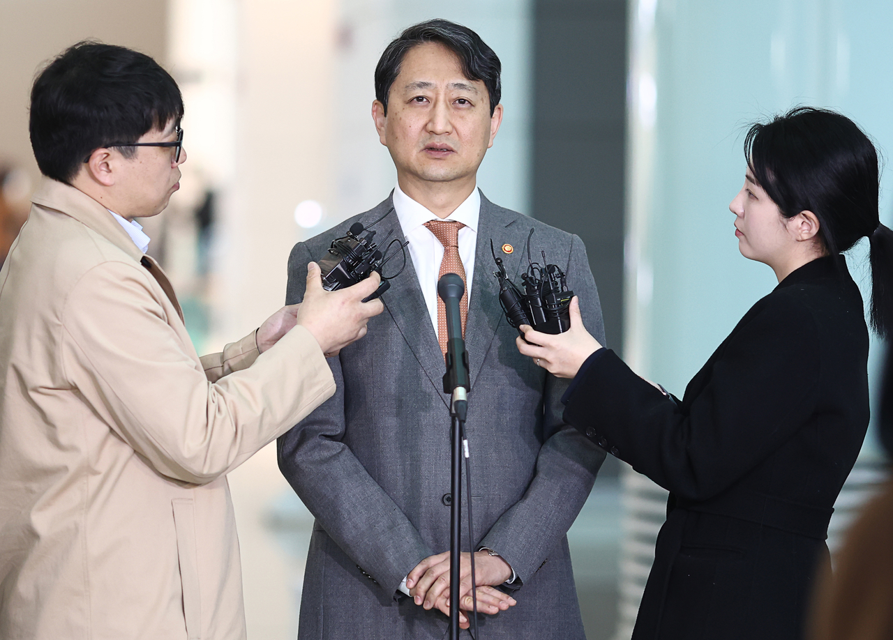 South Korean Industry Minister Ahn Duk-geun (center) departs from Incheon International Airport, west of Seoul, on Thursday to visit Washington for talks with US government officials. (Yonhap)