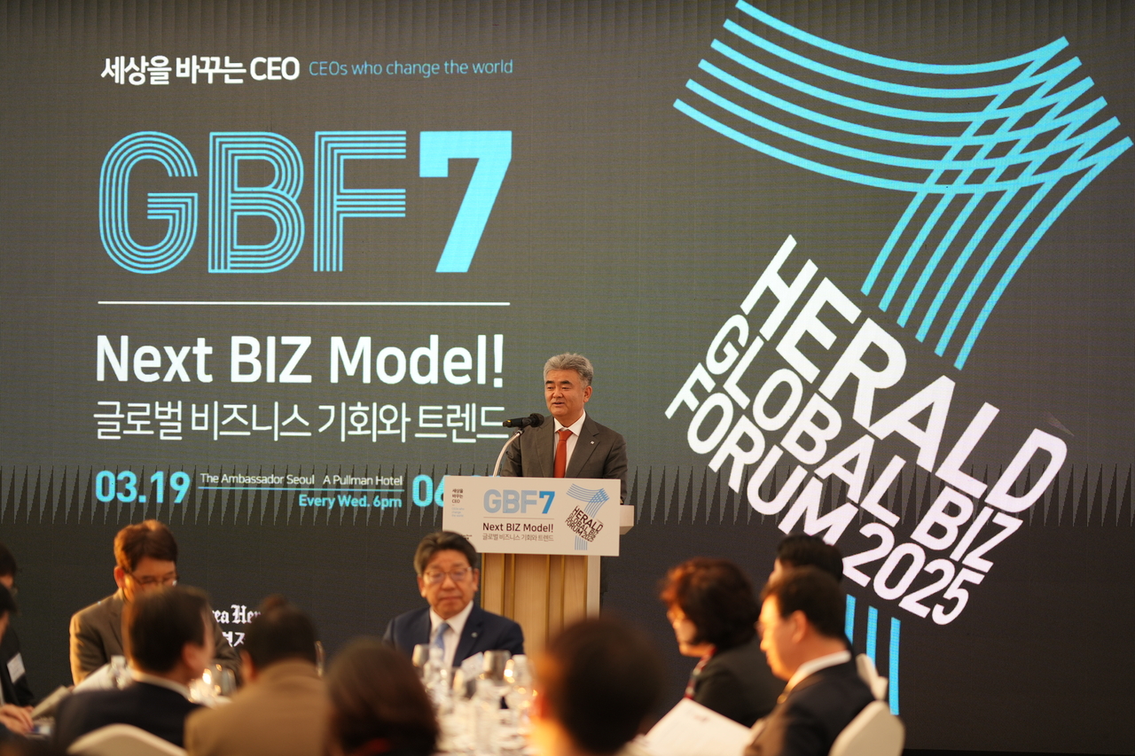 Jung Won-ju, chair of Daewoo E&C and vice chair of Jungheung Group, delivers opening remarks at the 7th Herald Global Business Forum on Wednesday. (The Korea Herald)