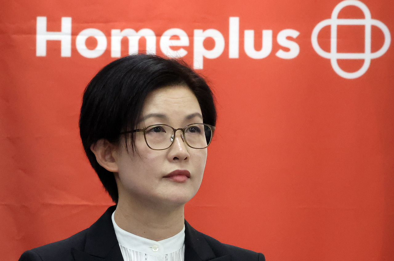 Homeplus CEO Joh Ju-yeon attends a press conference held at the company's headquarters in Seoul on Friday. (Newsis)