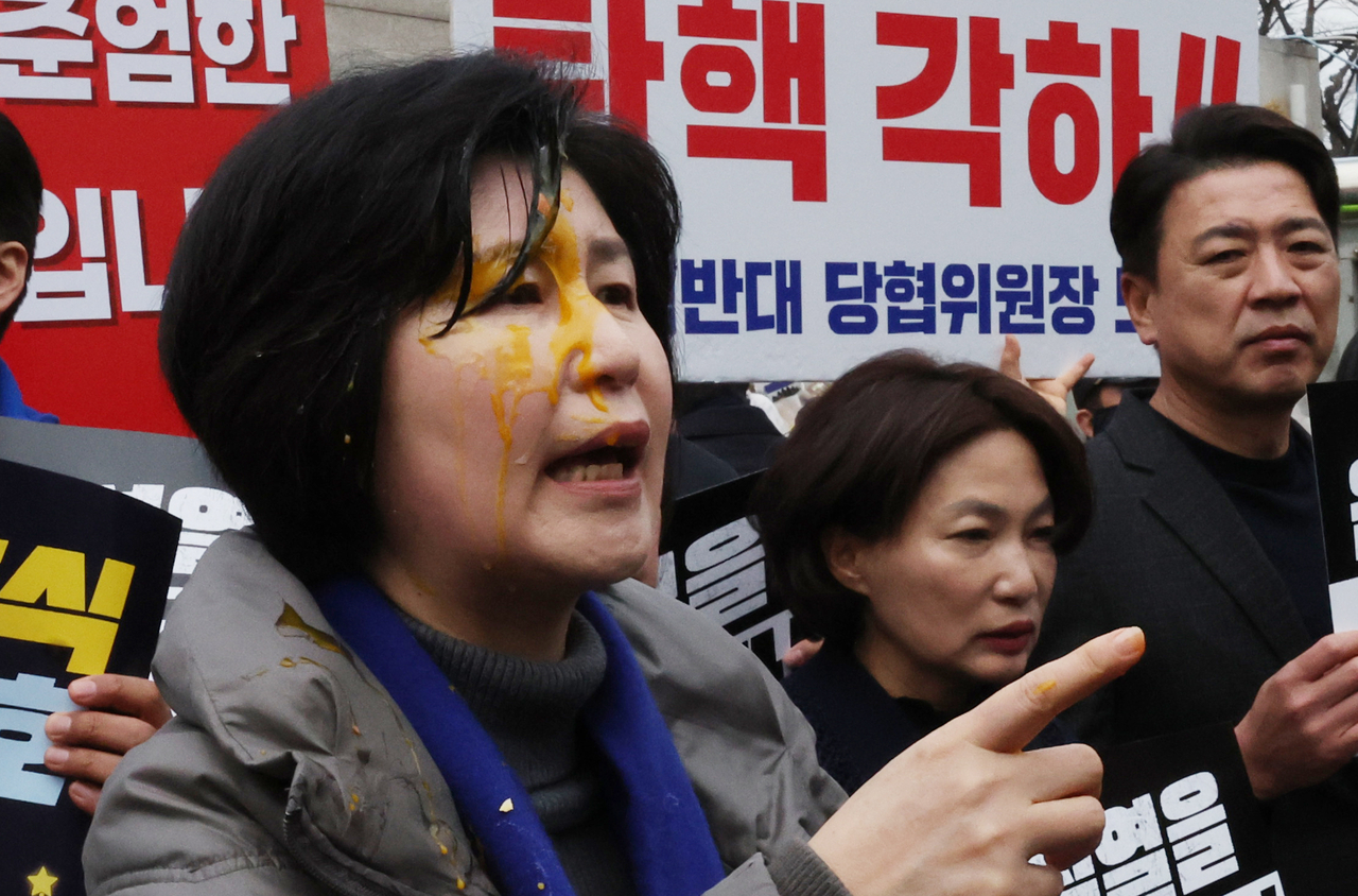 Rep. Baek Hye-ryun of the main opposition Democratic Party of Korea after she was hit with a raw egg during a press conference in front of the Constitutional Court on Thursday (Yonhap)