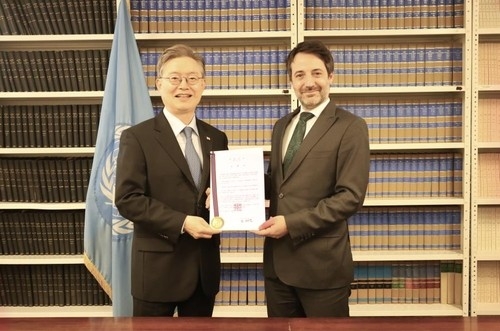 South Korean Ambassador to the UN Hwang Joon-kook deposits an instrument of the ratification for the Biodiversity Beyond National Jurisdiction agreement to the office of the UN secretary-general in New York on Wednesday. (Ministry of Foreign Affairs)