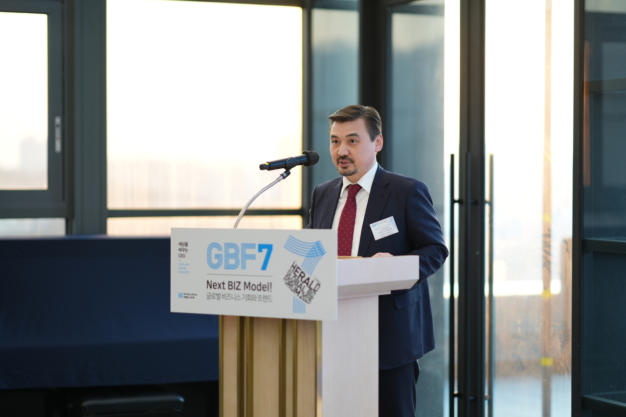 Kazakhstan’s Ambassador to South Korea, Nurgali Arystanov, delivers a keynote speech on investment and trade partnerships at the 7th Herald Global Biz Forum on Wednesday at the Ambassador Seoul – A Pullman Hotel.