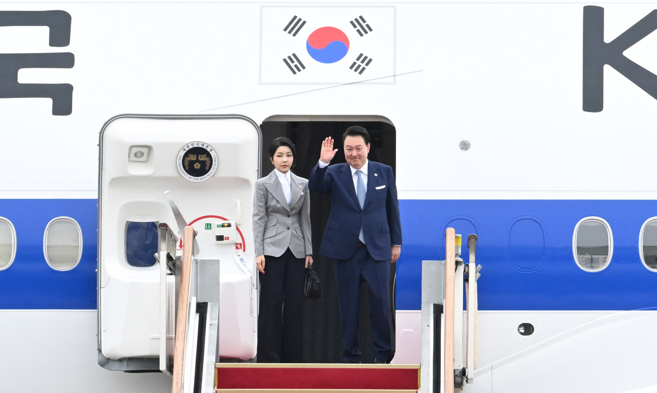 First lady Kim Keon Hee (left) and President Yoon Suk Yeol board a plane at Seoul Air Base in Seongnam before embarking on a four-day trip to the Czech Republic to expand cooperation in nuclear energy, trade, investment, technology and other areas with the country on Sept. 19, 2024. (Im Se-jun/The Korea Herald)