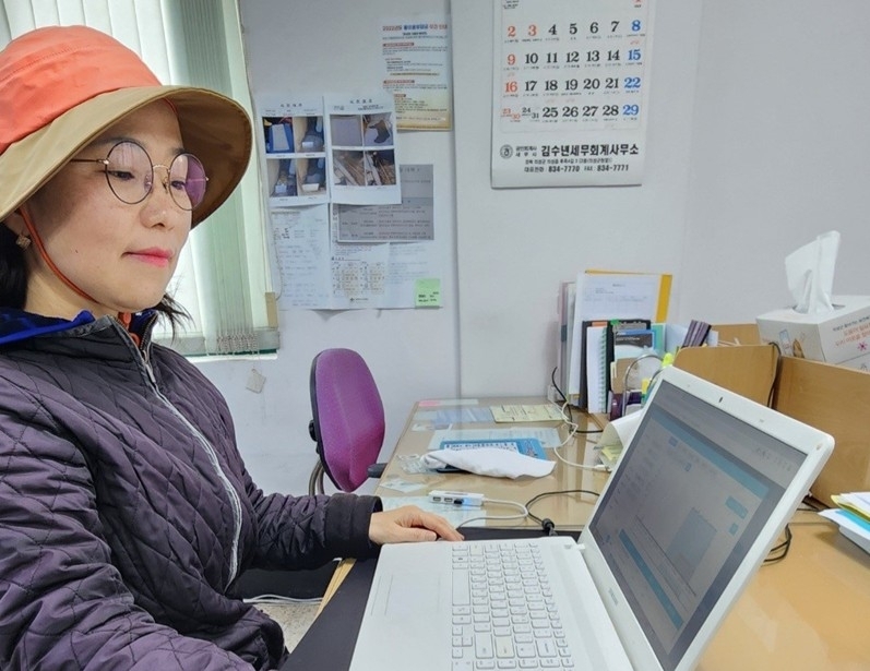 수도 사용량 모니터링 중인 경북 의성군 소속 검침원 최순연 씨. [경북 의성군 제공]