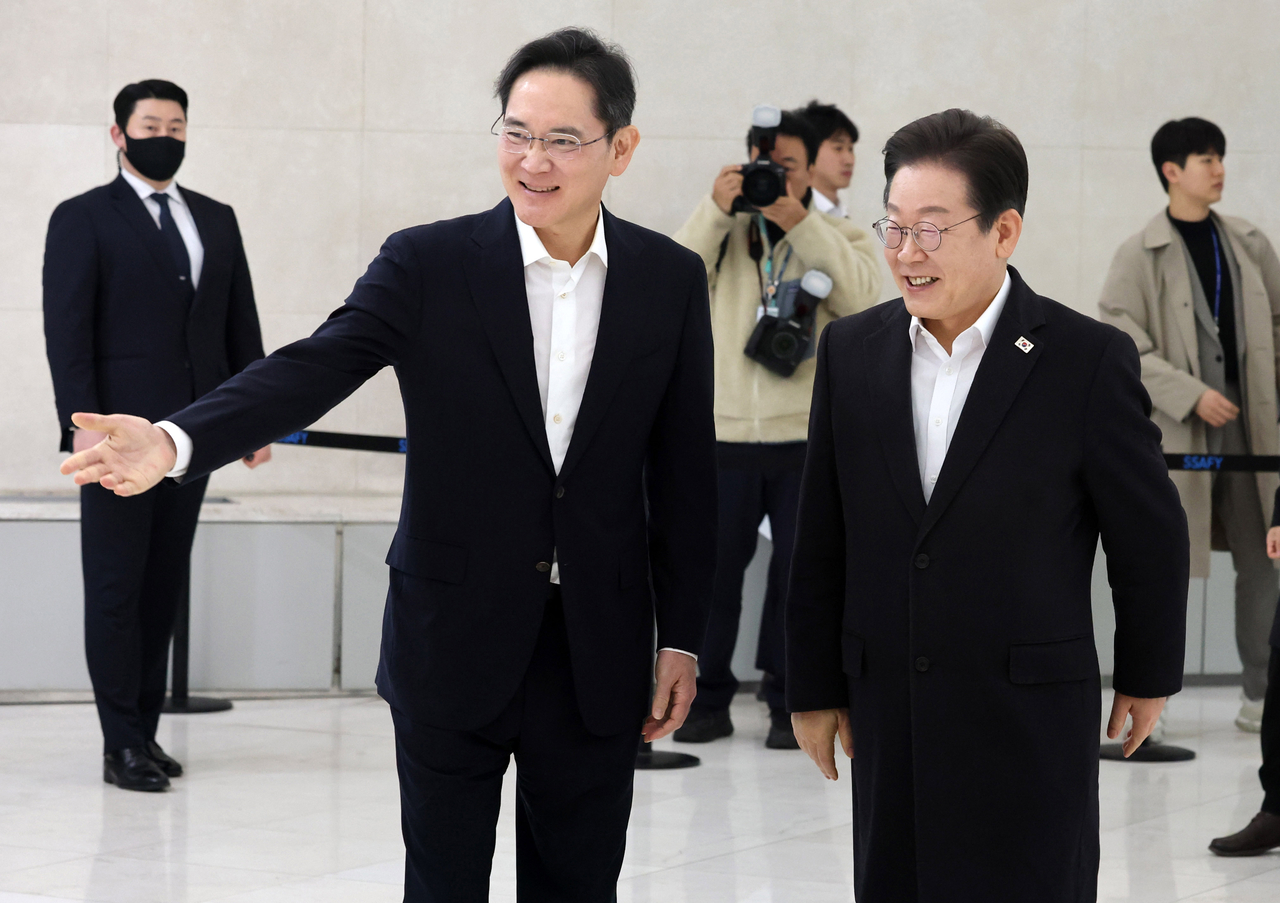 Samsung Electronics Chairman Lee Jae-yong (left) meets with Lee Jae-myung, leader of the main opposition Democratic Party, at the Seoul Campus of Samsung Software Academy for Youth in Gangnam-gu, southern Seoul, on Thursday. (Yonhap)