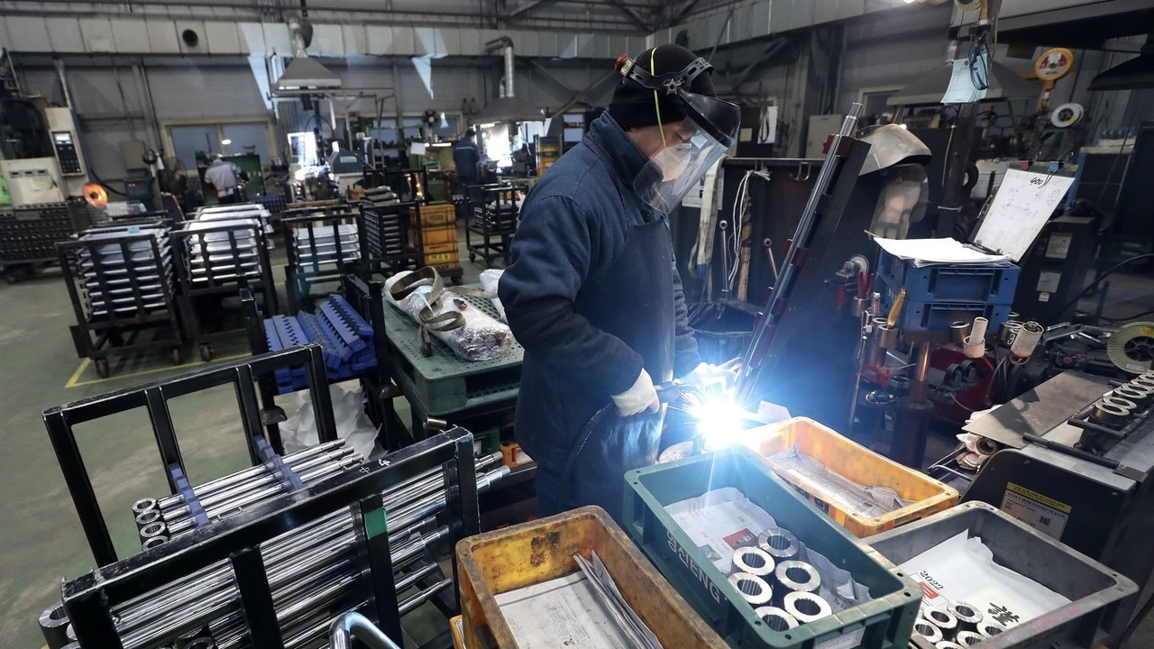 A foreign worker welds components at a hydraulic cylinder manufacturing plant in Siheung, Gyeonggi Province. (Newsis)