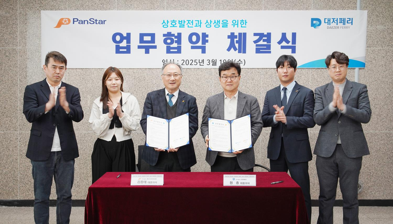 팬스타라인닷컴과 대저페리 가 공동 마케팅 위해 업무협약을 체결했다. 사진 왼쪽부터 : 김창준 영업이사(대저), 김민영 영업사원(대저), 김종태 대표이사(팬스타), 정홍 사장(대저), 이호준 영업과장(팬스타), 한재욱 기획감사대리(대저)