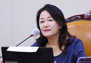 계란 투척 이어…野 이재정 “헌재 앞서 폭행 당해”
