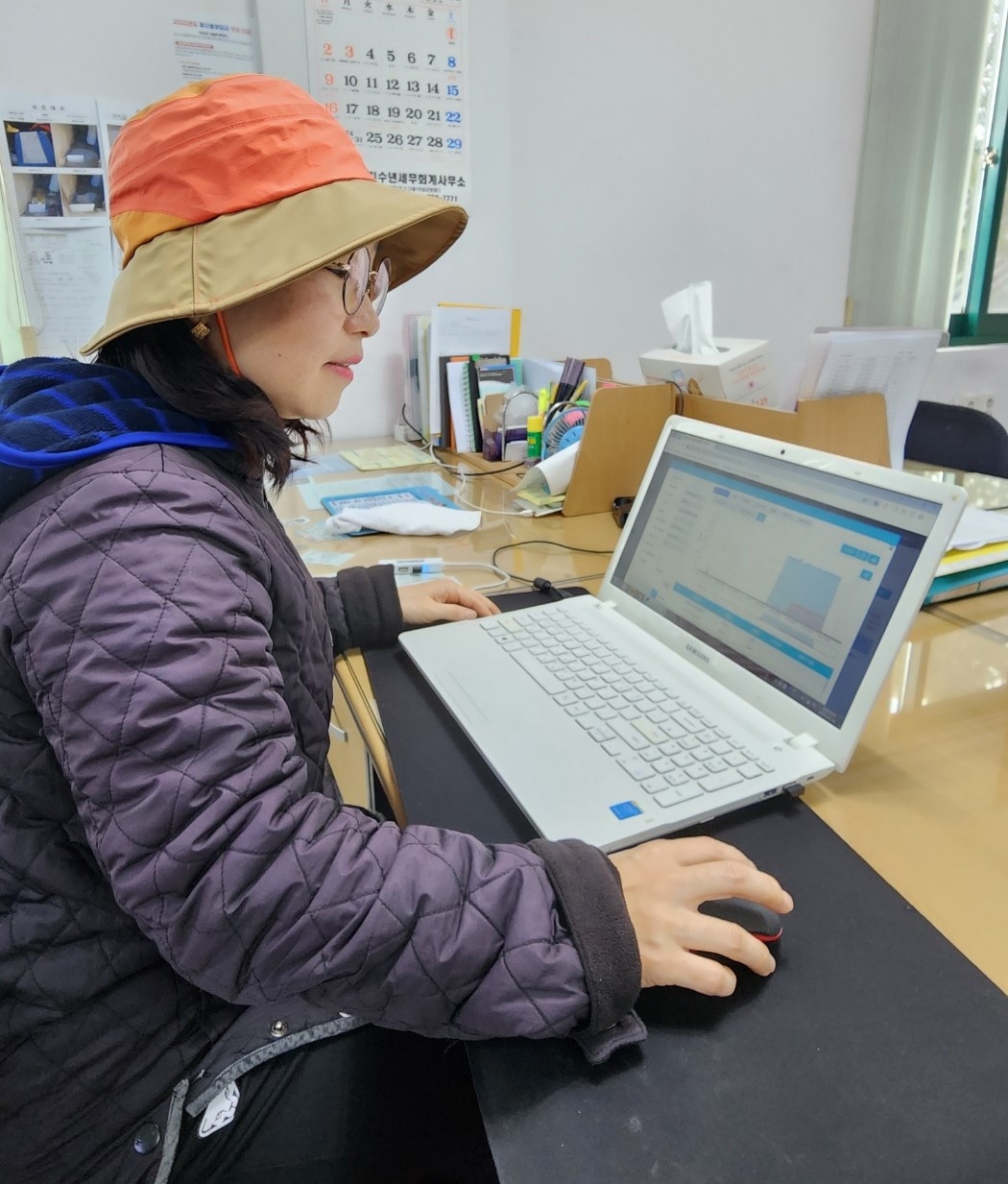 수도 사용량 모니터링 중인 최순연 씨.[의성군 제공]