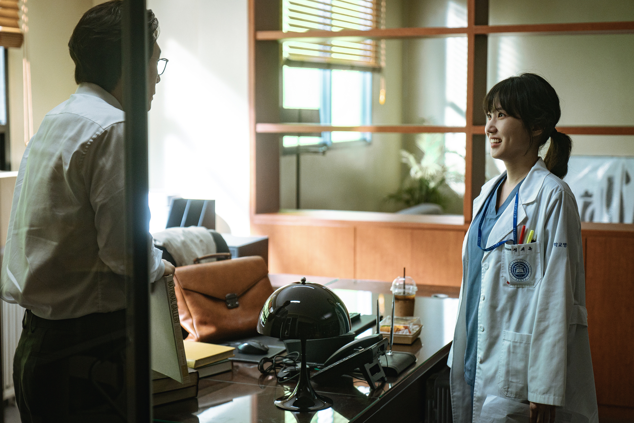 Sul Kyung-gu (left) and Park Eun-bin in "Hyper Knife" (Disney+)